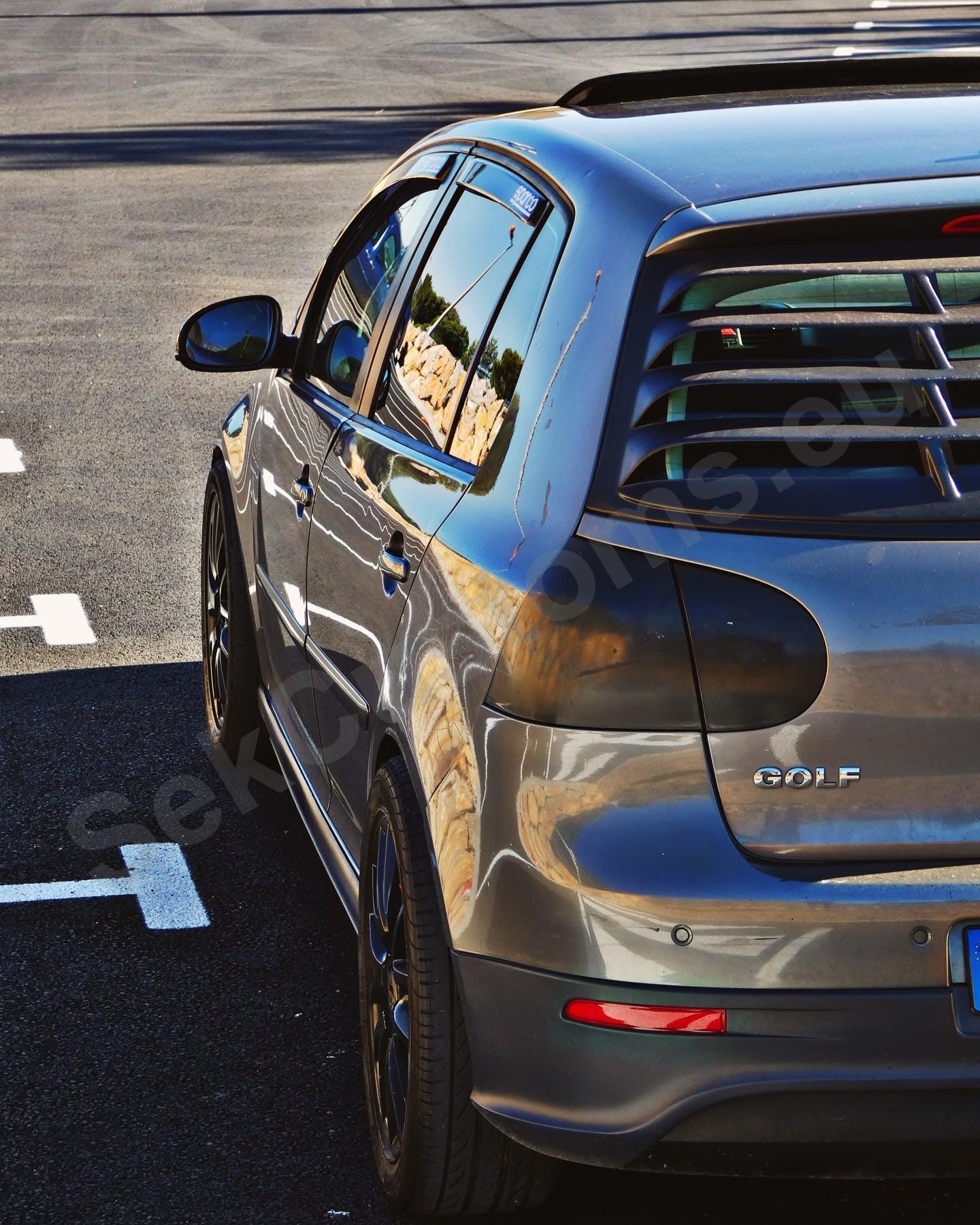 VW Golf MK5 Rear Window Louver